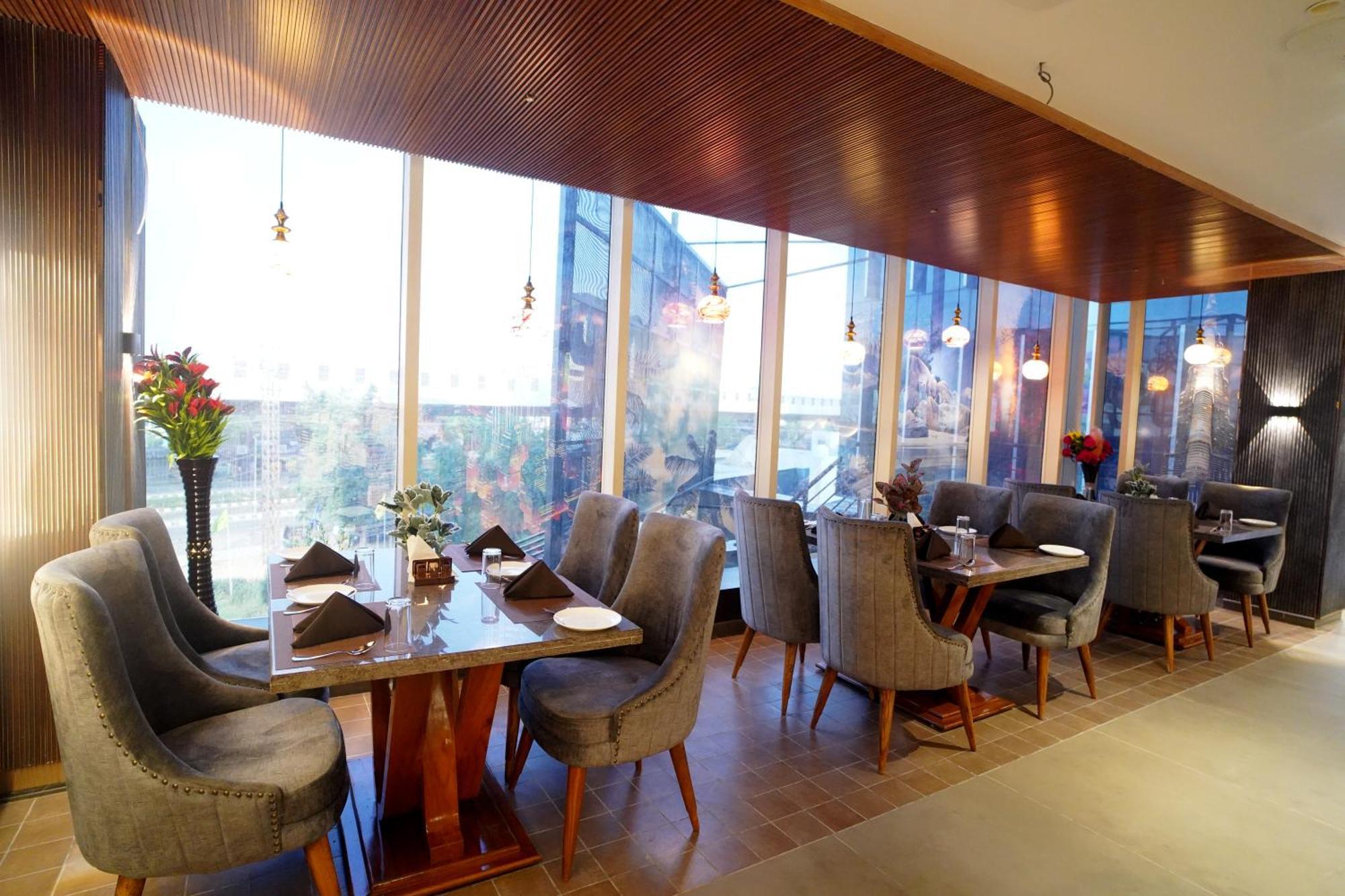 Hotel Sakura Gold غورغاون المظهر الخارجي الصورة