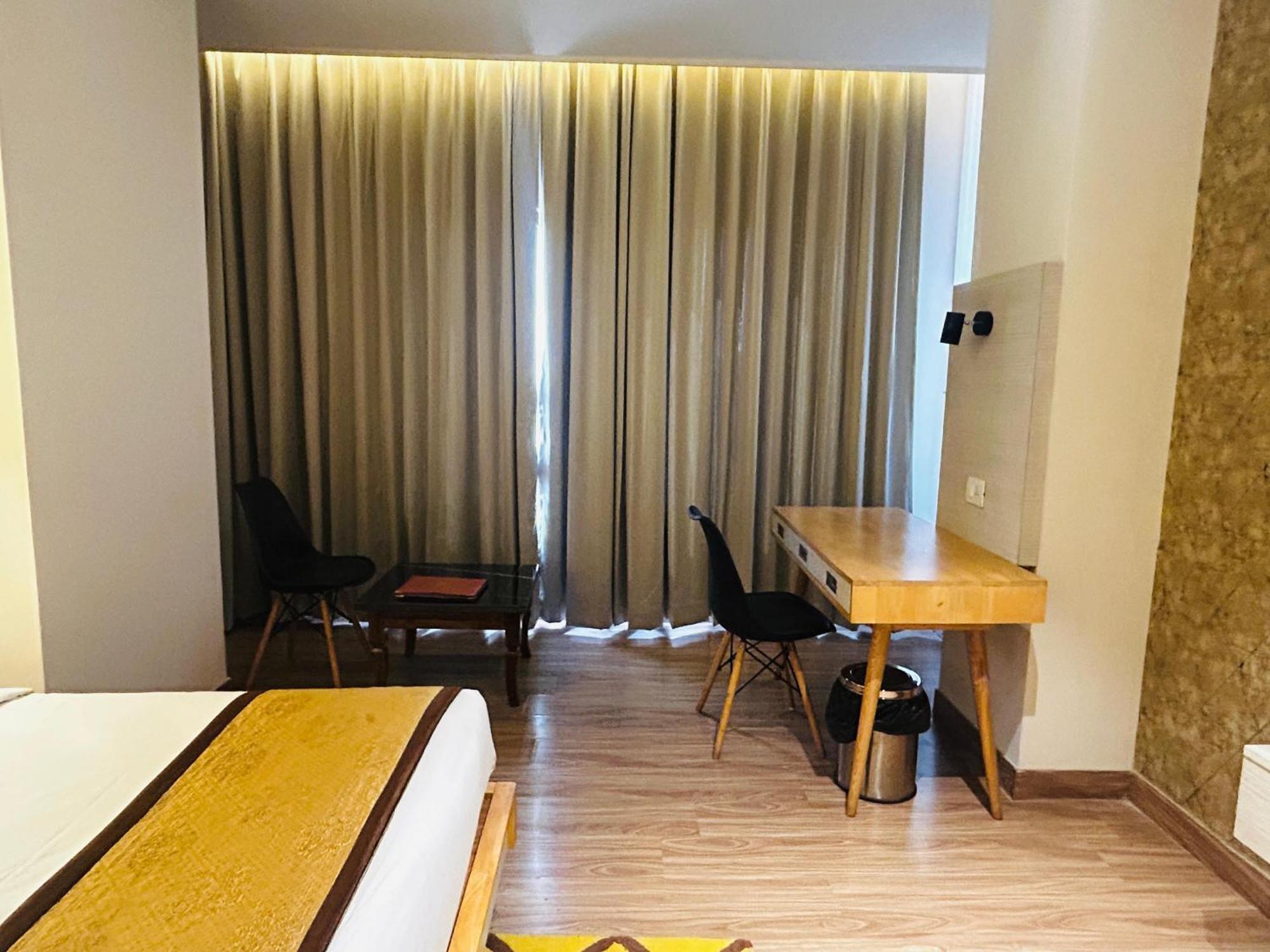 Hotel Sakura Gold غورغاون المظهر الخارجي الصورة