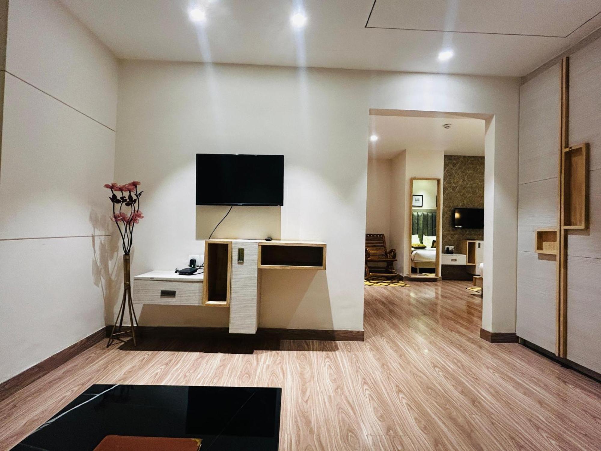 Hotel Sakura Gold غورغاون المظهر الخارجي الصورة