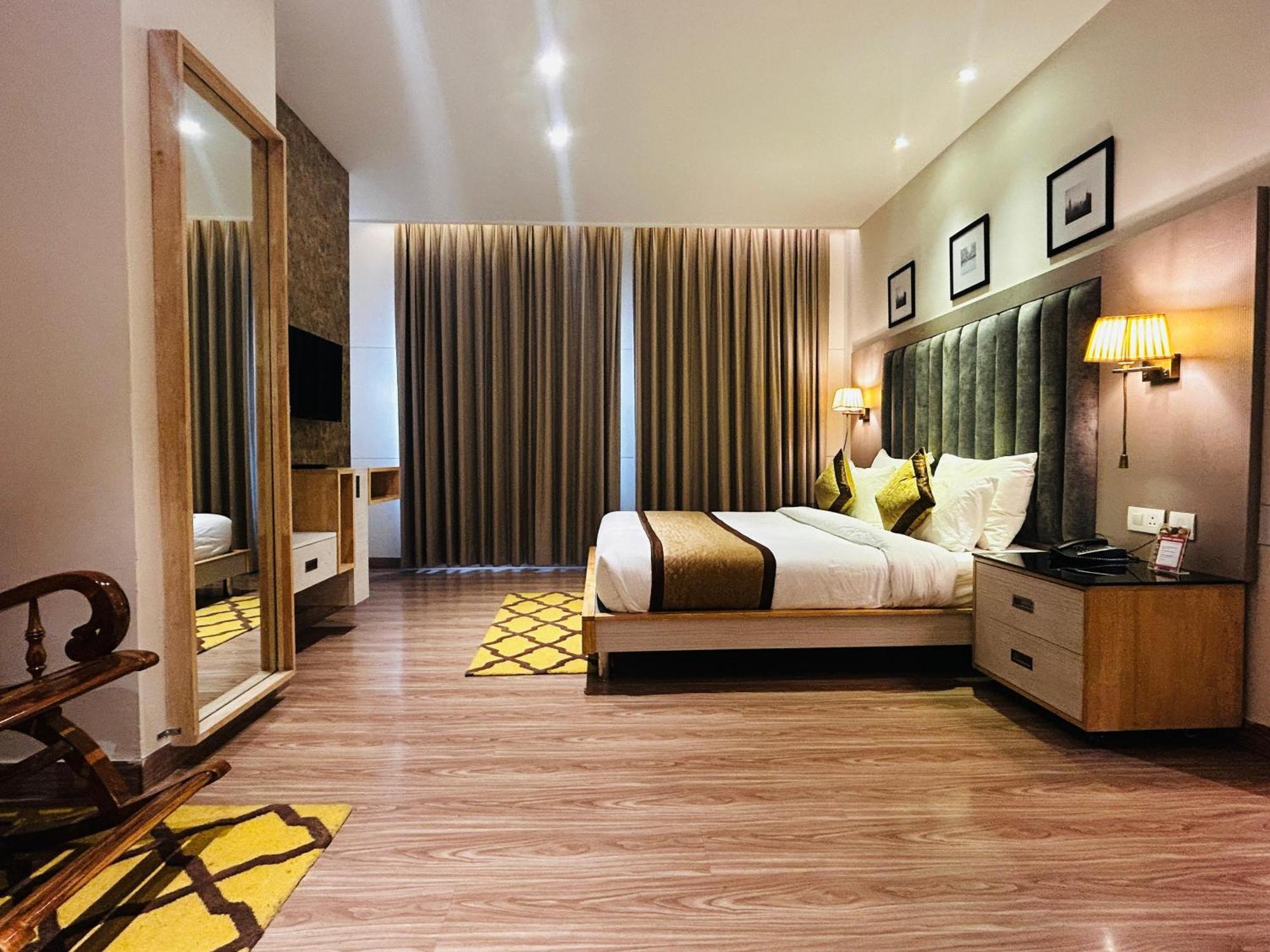 Hotel Sakura Gold غورغاون المظهر الخارجي الصورة