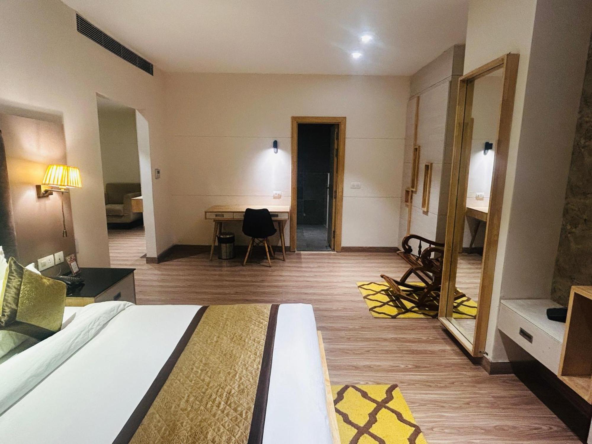 Hotel Sakura Gold غورغاون المظهر الخارجي الصورة