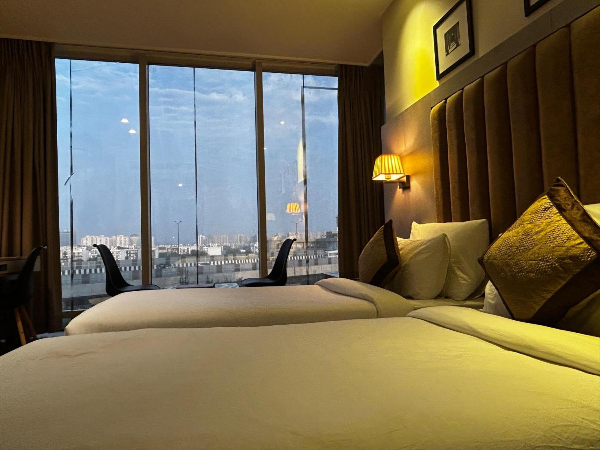 Hotel Sakura Gold غورغاون المظهر الخارجي الصورة
