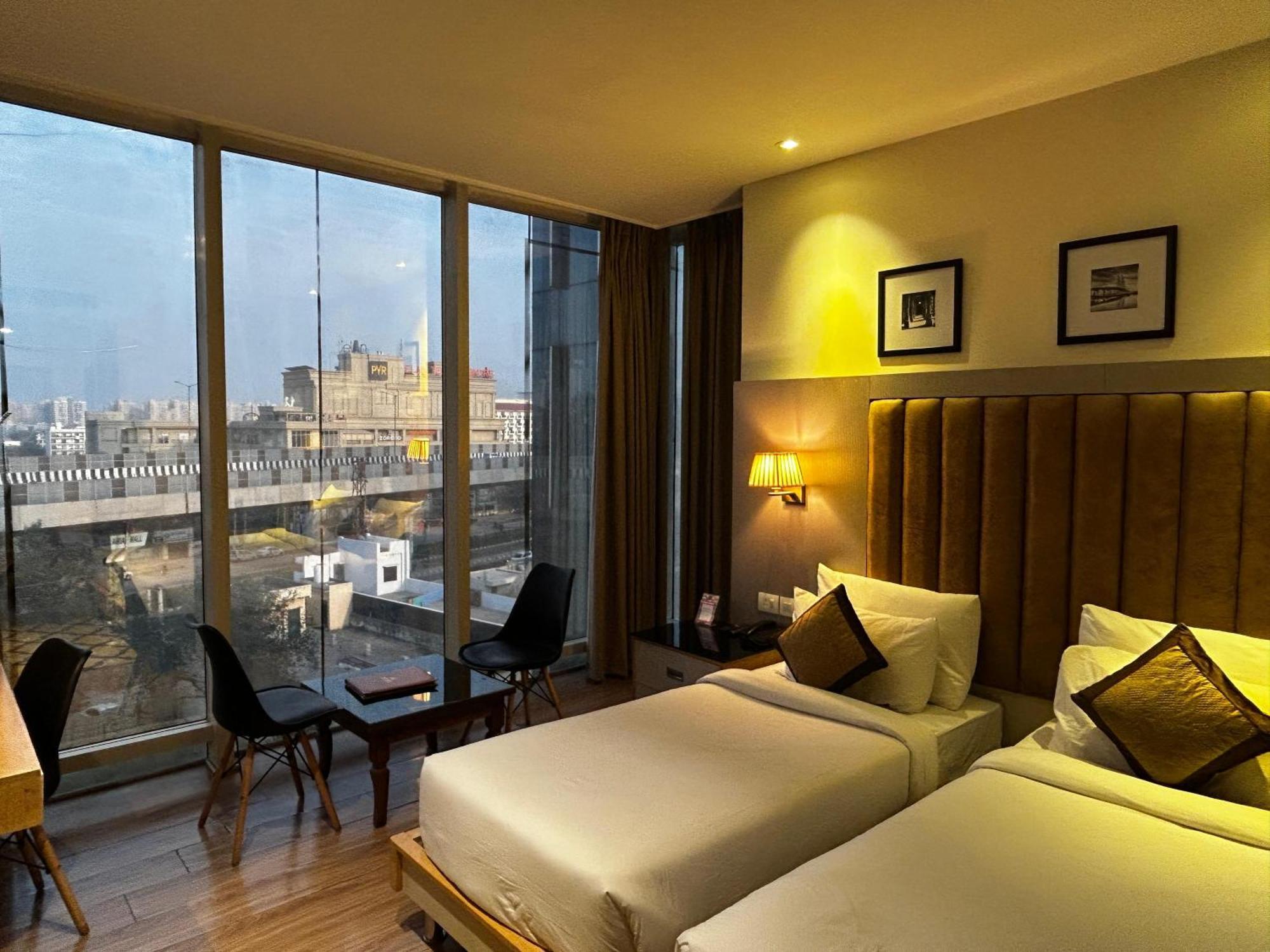 Hotel Sakura Gold غورغاون المظهر الخارجي الصورة