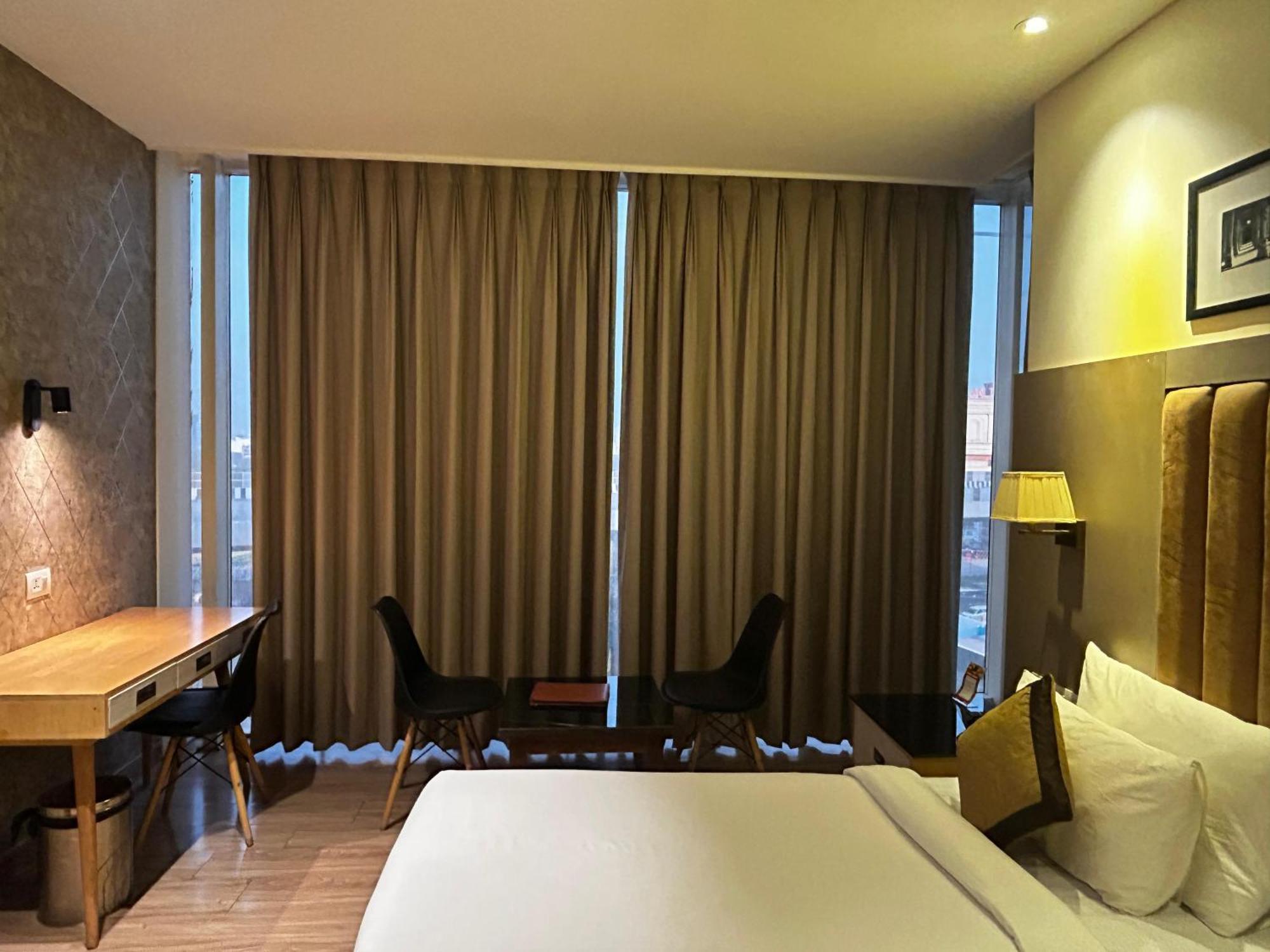 Hotel Sakura Gold غورغاون المظهر الخارجي الصورة